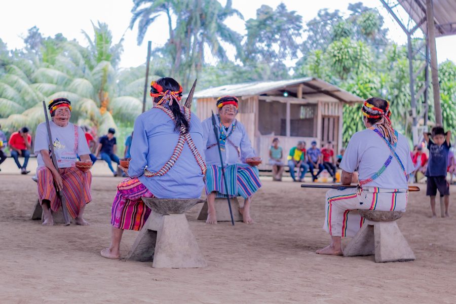 Voluntarios de apay entregando alimentos a una comunidad