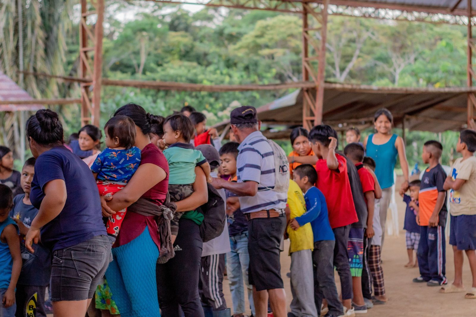 Familias de una comunidad reunidas durante una jornada de Suyana