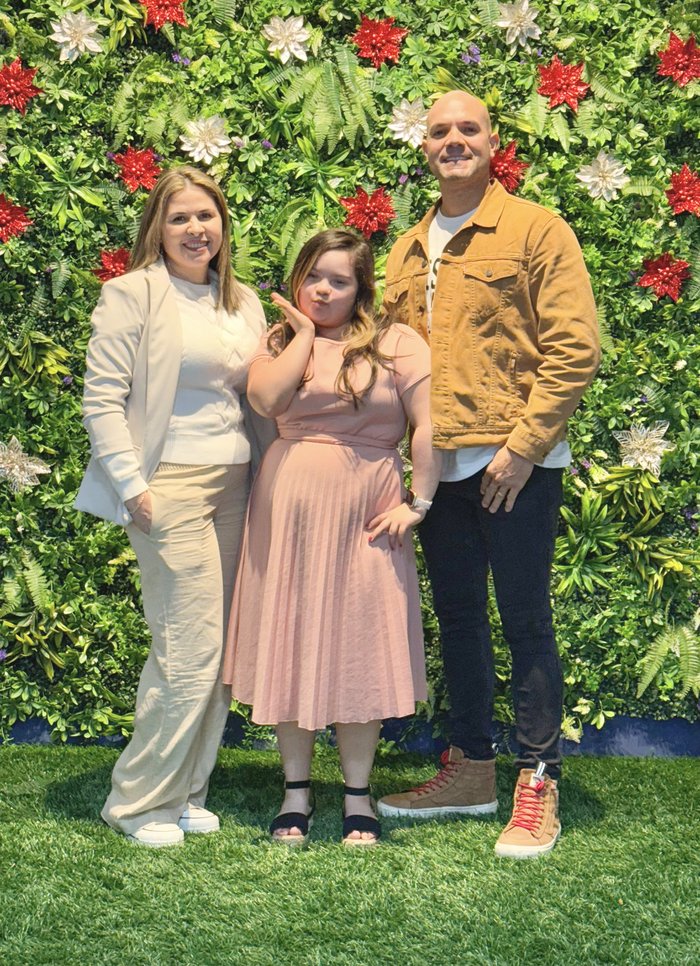 Henry, Cristal y Camila Albornoz, representantes de Suyana Foundation en Florida, Estados Unidos